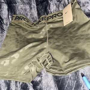 Nike Pro Women’s high rise training shorts, size L, new with tags